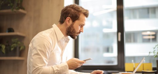 Man werkt papierloos op macbook